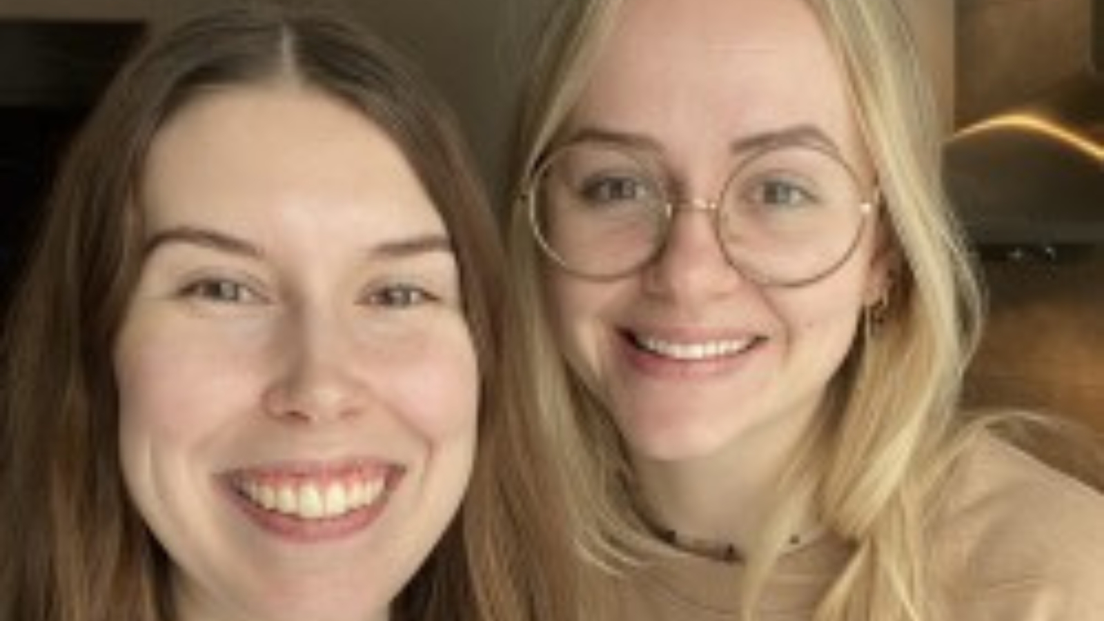 Medarbetare Eloise och Ellen i folktandvården. Foto.
